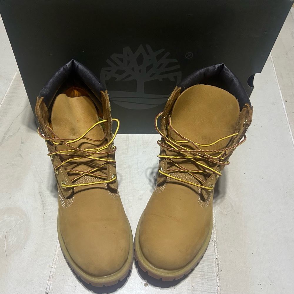 Women’s Timberland Wheat Boots with Yellow Laces 8.5 M